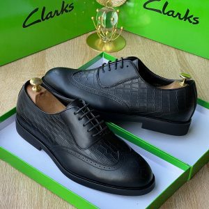 Clarks Crocodile-Embossed Leather Wingtip Brogues / Derby